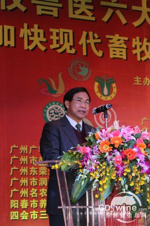 省农业厅党组成员、巡视员陈福林宣读省人大主任欧广源写给联谊会 的贺信