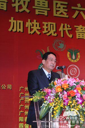 省农业厅厅长、省委农办主任谢悦新在会上讲话