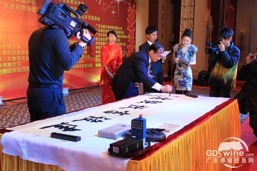 省政府党组成员、省扶贫开发领导小组副组长李容根即席挥毫“建设畜牧强省”大字